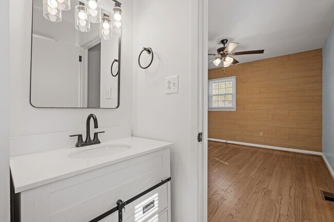 Building Photo - Charming 3 Bedrooms, 1.5 Bath Ranch Home Minutes From Lake Cooley