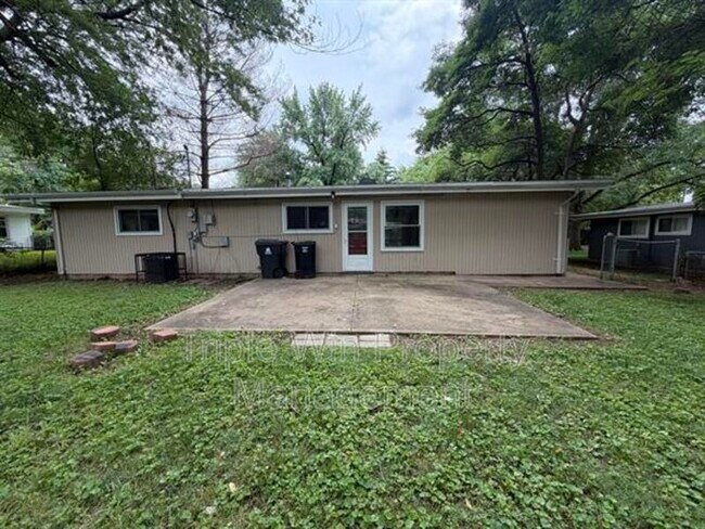 Building Photo - 865 Robinwood Dr