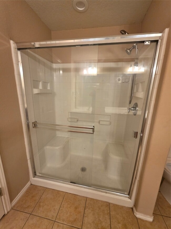 Building Photo - 915 Butterfly Ln