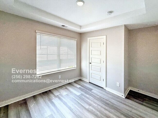 Building Photo - Spacious and Bright 3-Bedroom Home in a Co...