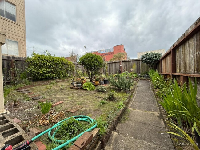 Building Photo - 714-716-716 35th Ave