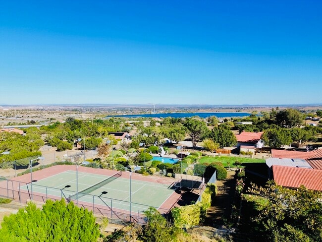 Building Photo - 527 Westlake Dr