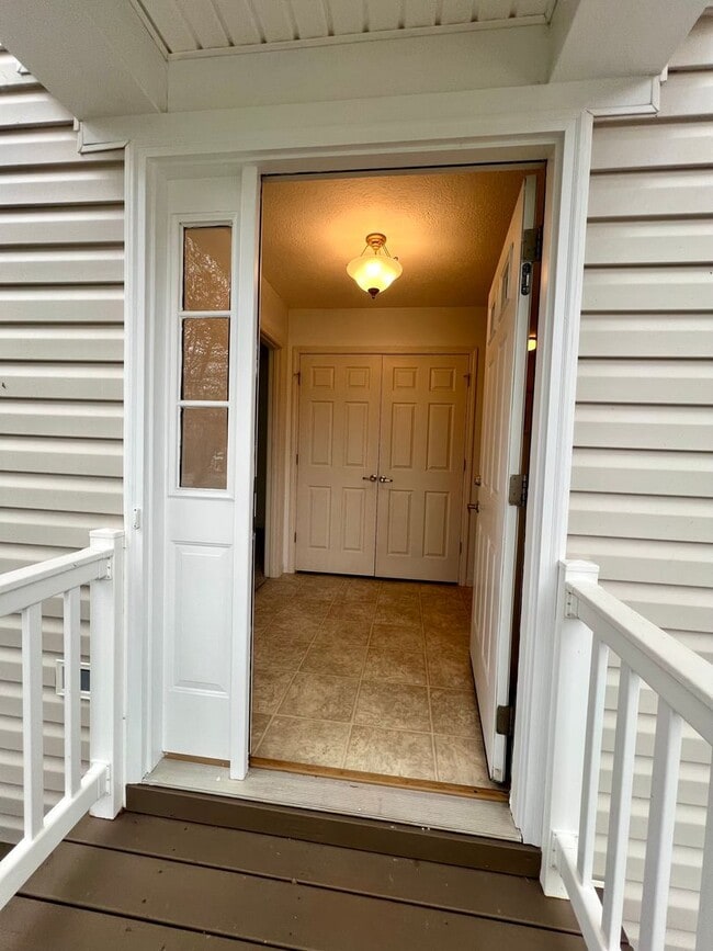 Building Photo - Townhouse Located at Pikes Place