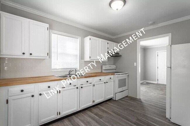 Building Photo - 2310 N Chamberlain Ave