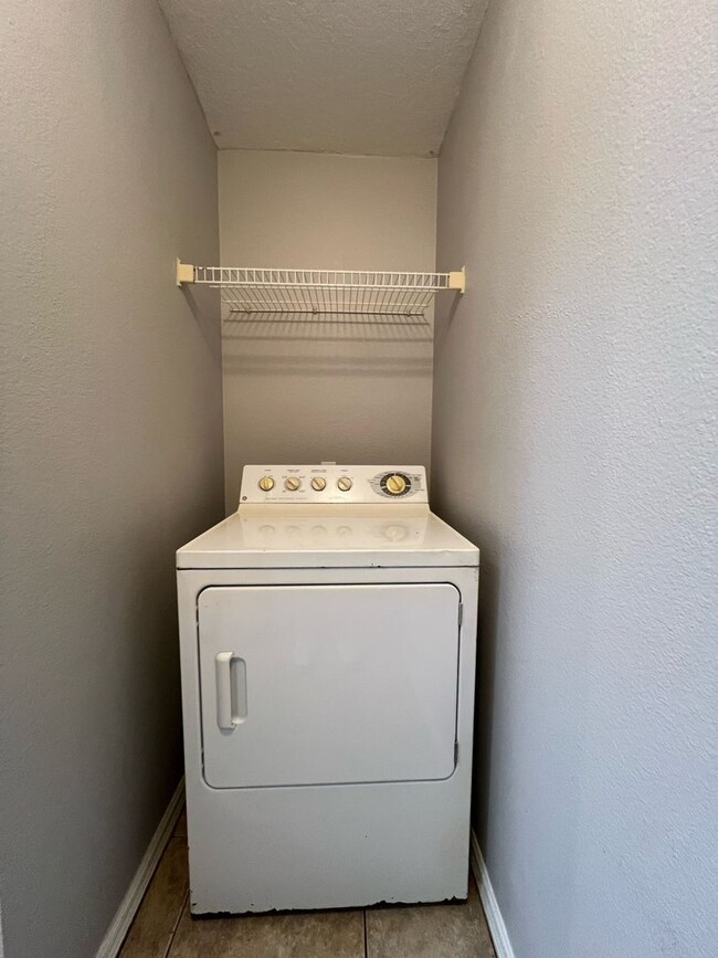 Building Photo - $500 OFF BEAUTIFUL 2 BEDROOM 1 BATHROOM CO...