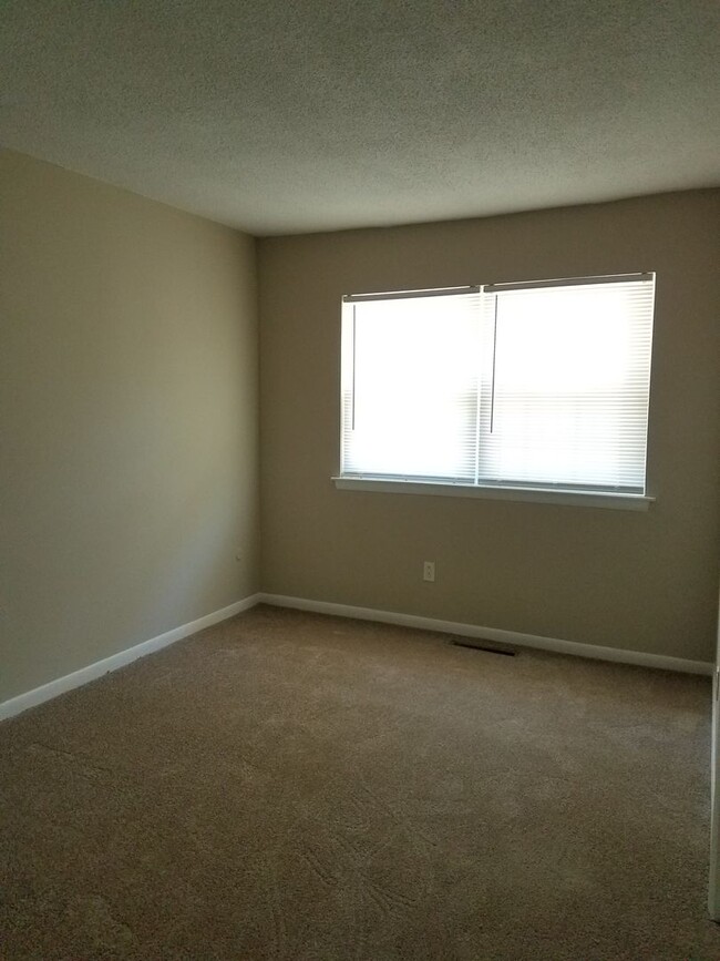 Building Photo - This spacious 3 bedroom 2.5 bathroom townh...