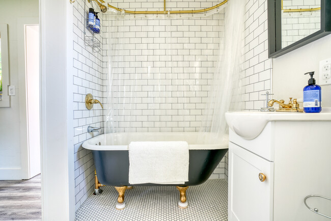 Clawfoot Tub - Unit B - 3816 W Taft St