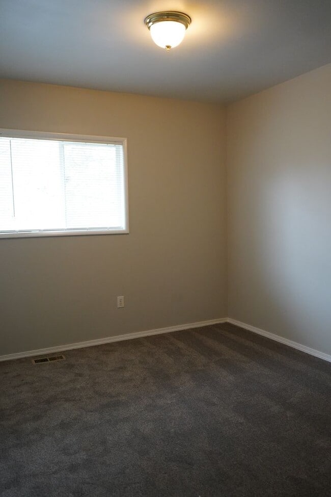 Building Photo - 9104 NE 34th Ave