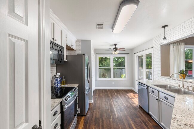 Building Photo - 6004 Hunnington Dr
