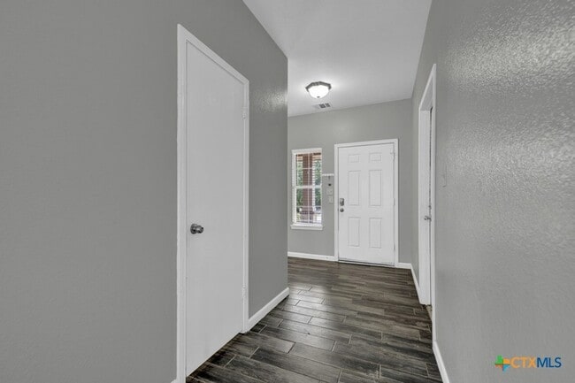 Building Photo - 400 Summer Dr
