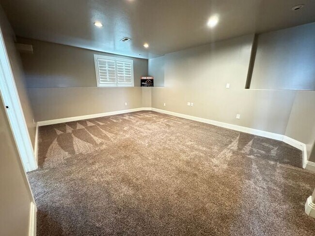 Building Photo - 4 bed 2 bath 2 car garage. Dog Friendly