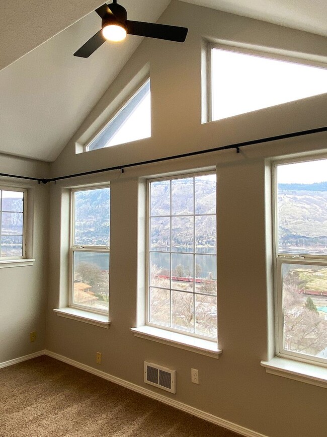 Building Photo - Quiet Duplex Overlooking the River