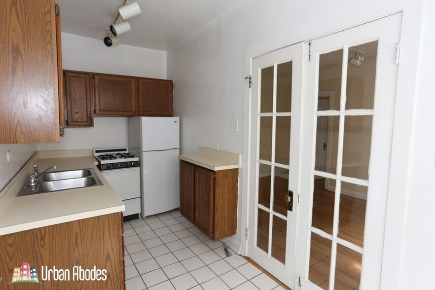 Building Photo - 523 W Melrose St