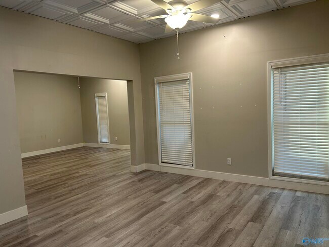 Building Photo - 2012 Fairway Hills Dr