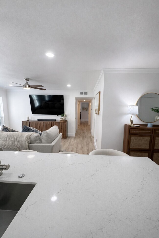 Building Photo - 361 N Post Oak Ln