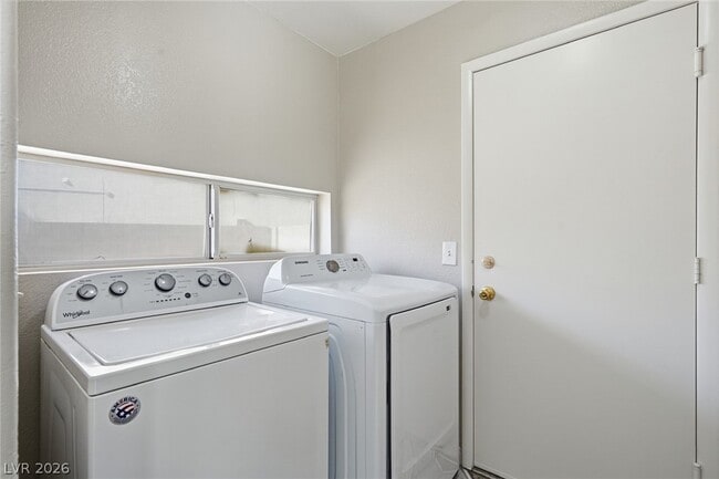 Building Photo - 808 Majestic Rock Cir