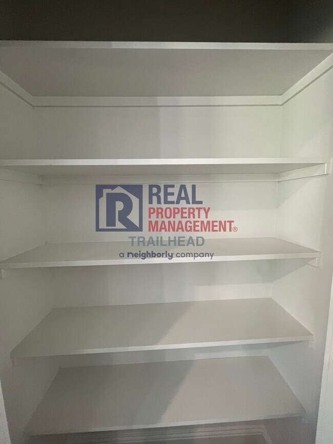 Building Photo - Stylish 3 Bed, 2 Bath Home in Gated Lakeside Community!