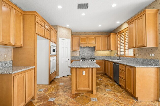 Building Photo - 17450 Bramble Ct