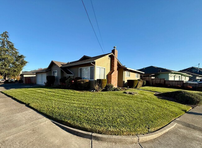 Building Photo - Charming Single-Level Home with Private Yard & Attached Garage!