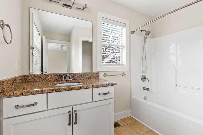 Building Photo - House in Kenilworth - Beautifully Refreshed!