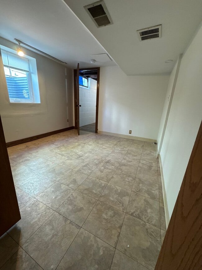 Building Photo - Single Family Home - GREAT Location - High End Finishes