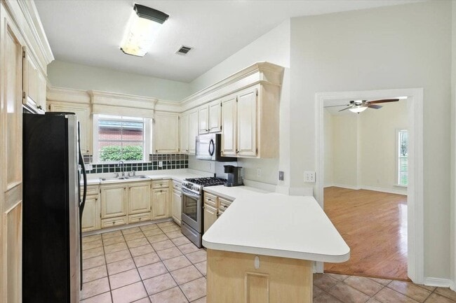 Building Photo - 213 Cambridge Dr