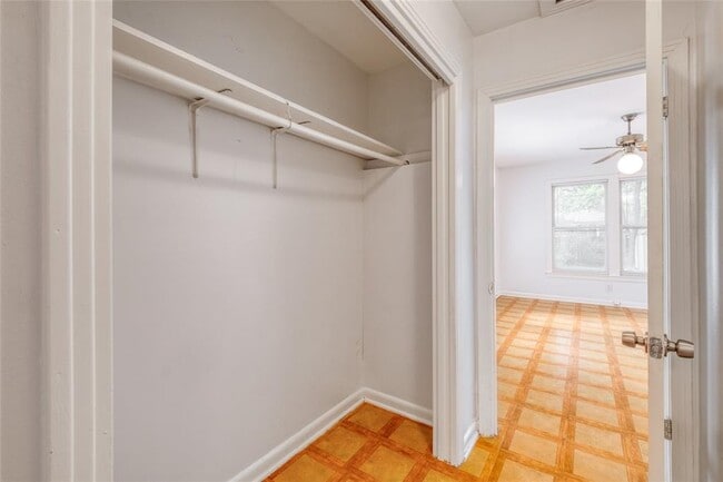 Building Photo - 611 Genard St