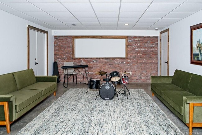 Building Photo - 121 Quaker Hill Rd