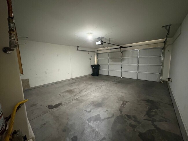 Building Photo - Beautiful 4 Bedroom Home in Mountains Edge!