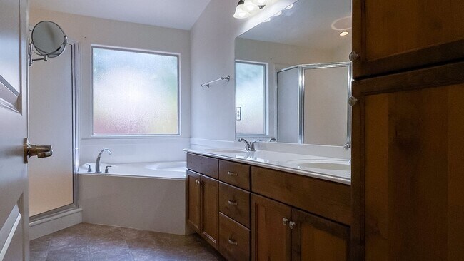 Building Photo - 4 Bedroom Treasure Valley Home Near Crimson High School