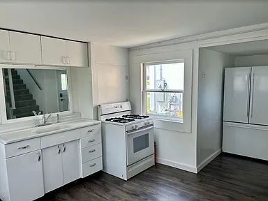 Building Photo - "Charming 2-Bedroom Home with Spacious 1,5...