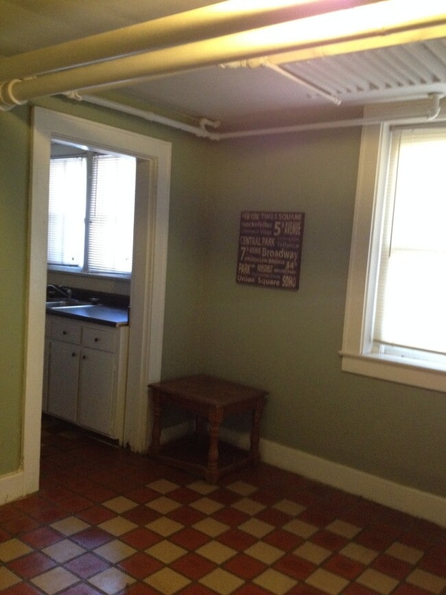 Building Photo - 1 BD, 1 BA in the City of Maryville