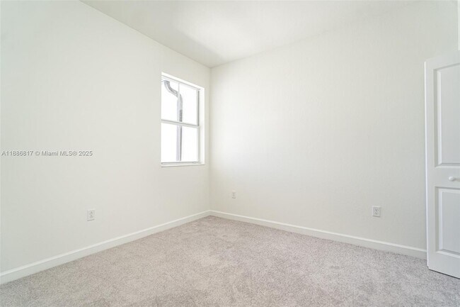 Building Photo - 2646 SE 27th Dr