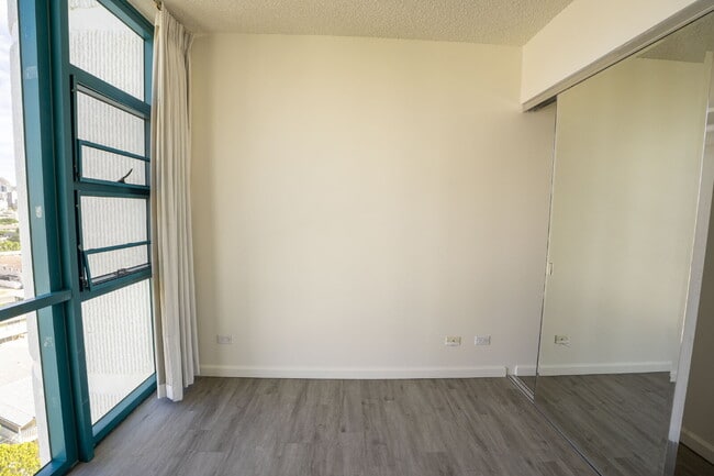 Building Photo - Bright 3-Bedroom Honolulu Condo with 2 Par...