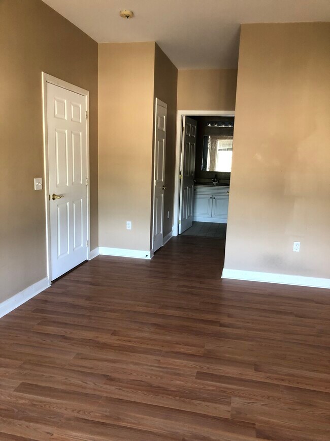 Building Photo - 8 Walnut St