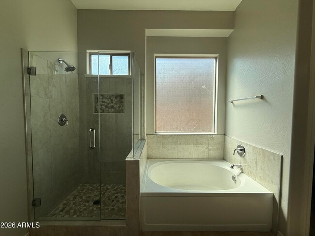 Building Photo - 2417 E Iris Dr