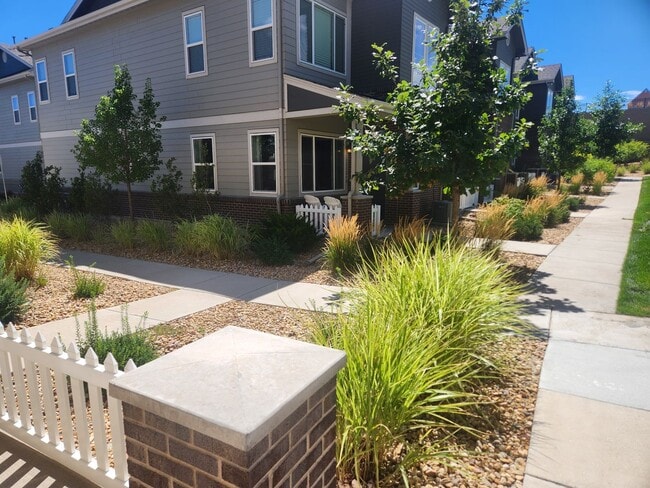 Building Photo - Townhome with great access to shopping, restauraunts and more!