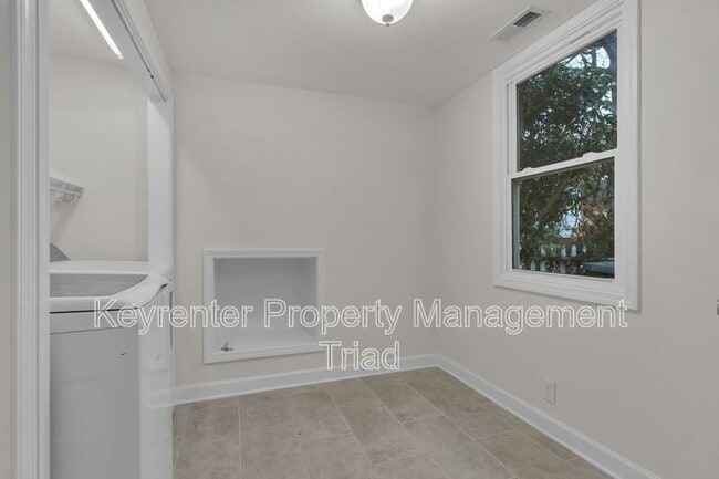 Building Photo - 1501 Quail Dr