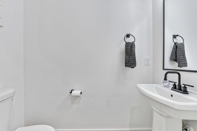 Building Photo - 3020 Live Oak St