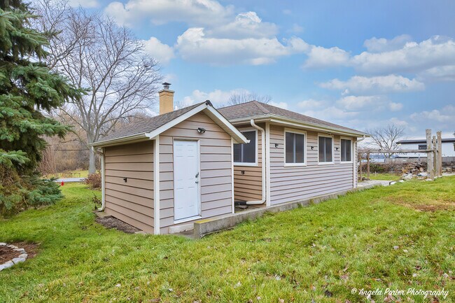 Building Photo - 40 Pine Tree Row