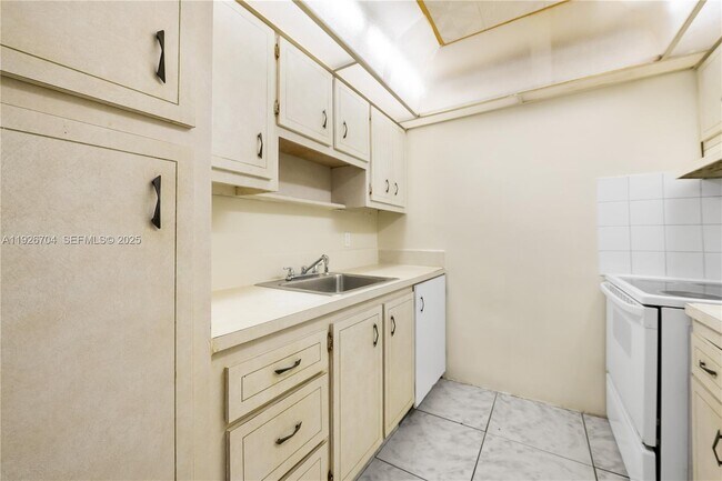 Building Photo - 16215 NE 18th Ct