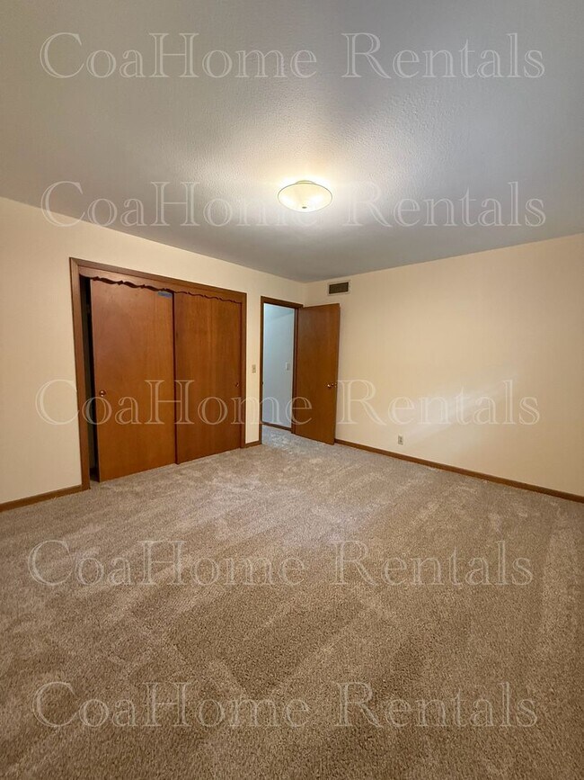 Building Photo - East Side Duplex Douglas & Edgemoor