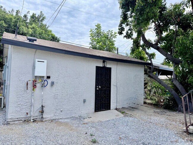 Building Photo - 2 Bedrooms /1 Bath ADU AVAILABLE NOW!