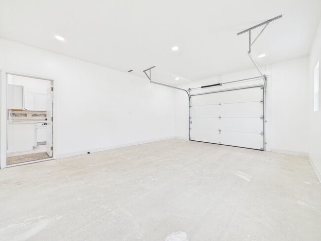 Building Photo - 204 S Woodworth Ave