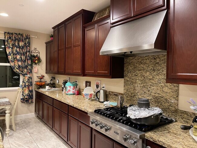 Building Photo - 486 Glenbrook Dr
