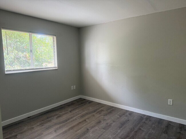 Building Photo - 927 33rd Ave W