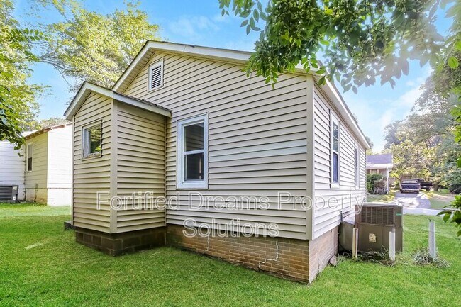 Building Photo - 1704 Lincoln Ave