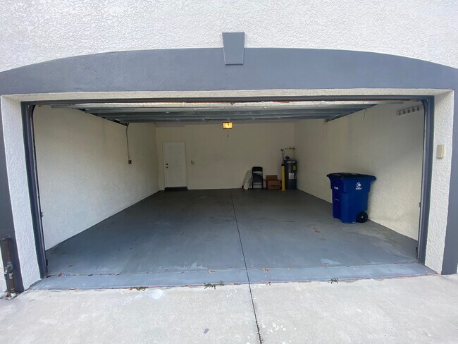 Building Photo - 12101 Santaluz Dr