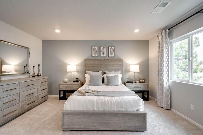 Building Photo - Modern 4 bedroom with den and neighborhood pool!