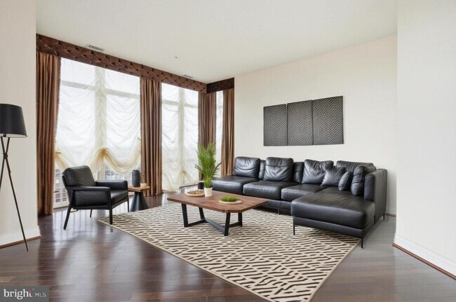 Building Photo - 8220 Crestwood Heights Dr